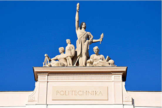 Attyka na gmachu Politechniki Warszawskiej